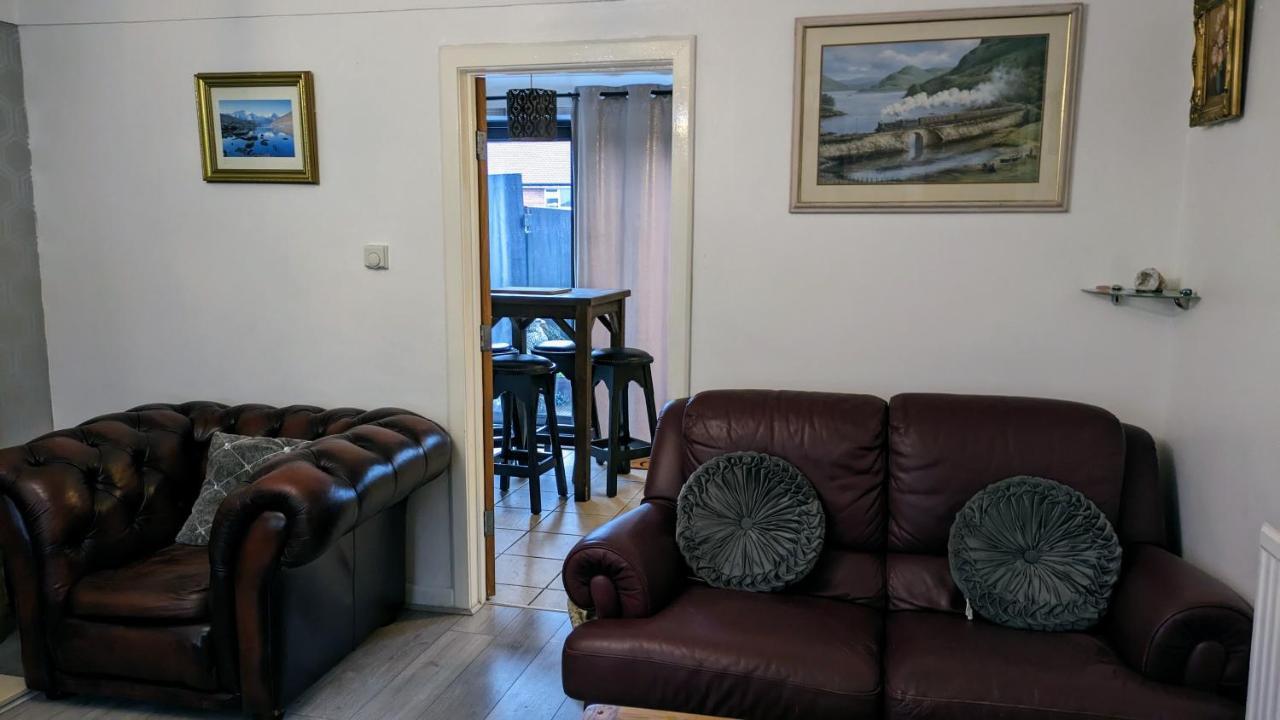 Summerhill, Wrexham - Key Worker Friendly Екстериор снимка