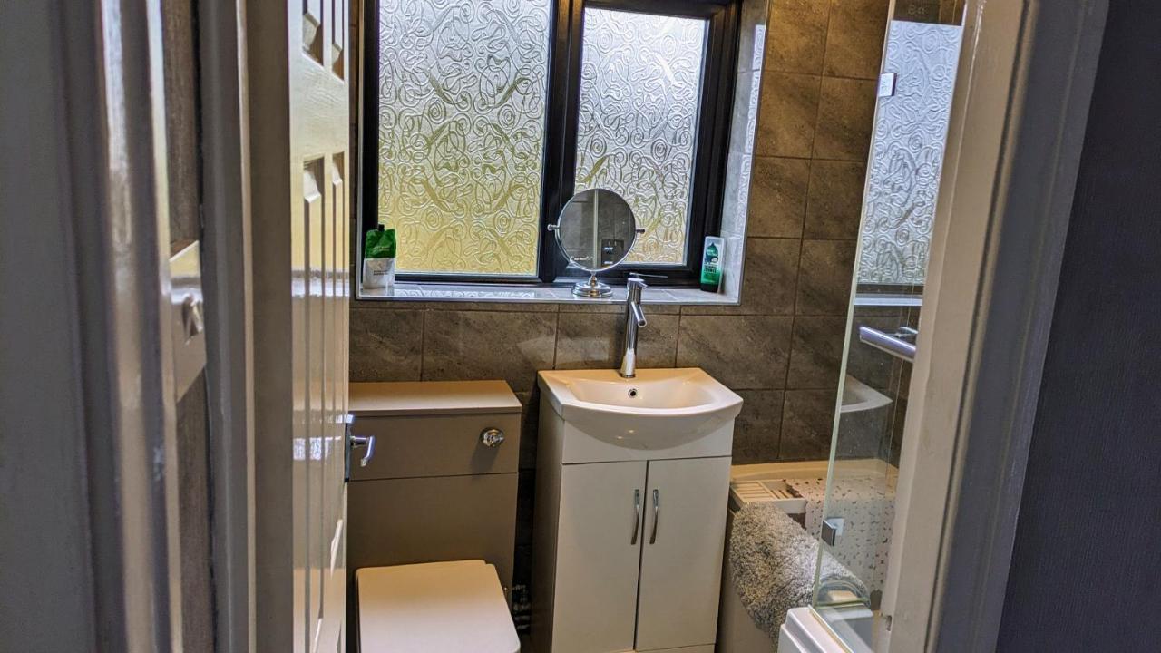 Summerhill, Wrexham - Key Worker Friendly Екстериор снимка